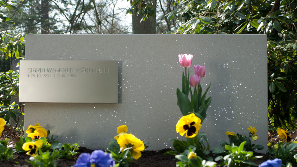 Moderne Grabsteine aus Leuchtbeton, Design-Grabsteine
