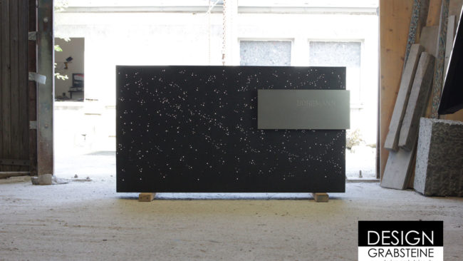 Design-Grabstein aus Leuchtbeton in anthrazit