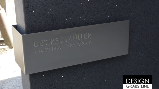 Kubistischer Urnengrabstein aus Leuchtbeton mit Edelstahlklammer